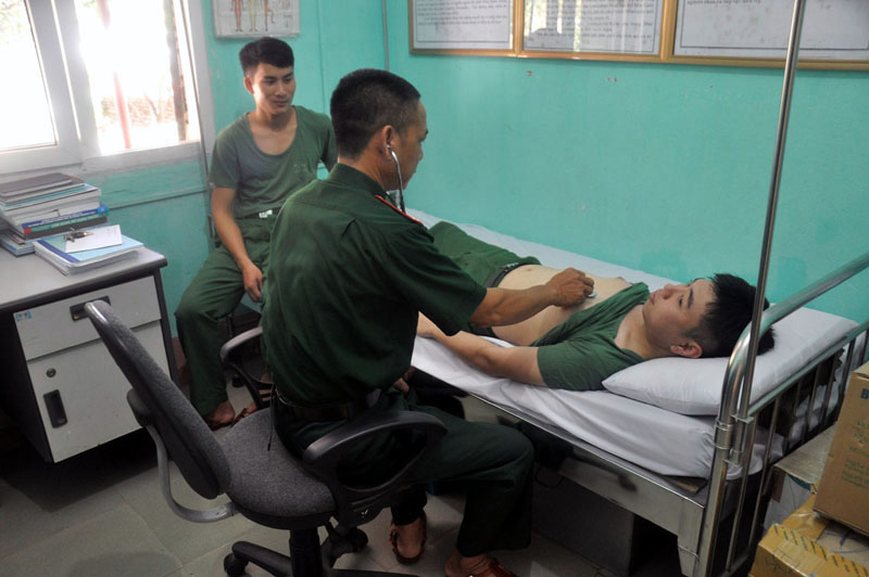 Quân y Đồn Biên phòng Hải Hòa thường xuyên chăm sóc sức khỏe cho bộ đội