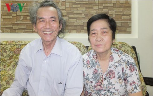 Tác giả gặp lại bà Trần Thị Bé sau 50 năm (Ảnh chụp năm 2016)