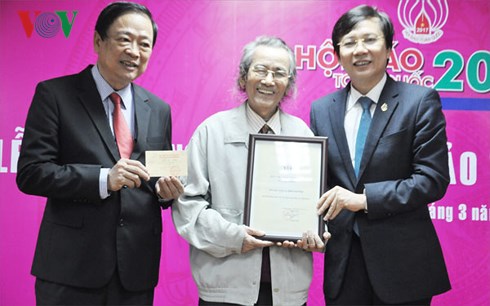 Hai Phó Chủ tịch Hội Nhà báo Việt Nam Hồ Quang Lợi và Mai Đức Lộc