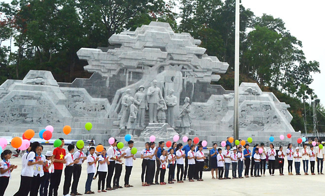 Thiếu nhi Tuyên Quang dưới Tượng đài Bác Hồ với nhân dân các dân tộc tỉnh Tuyên Quang.  Ảnh: Huy Hoàng
