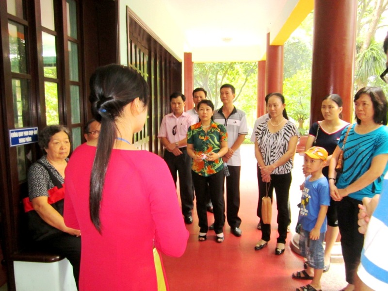 Du khách về thăm Đá Chông lắng nghe thông tin từ cán bộ Khu di tích.