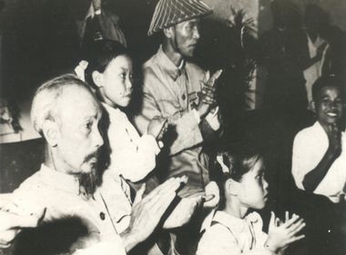 Chủ tịch Hồ Chí Minh gặp các đại biểu nhân dân trong ngày về Hà Nội, tiếp quản Thủ đô 10/10/1954. Ảnh tư liệu