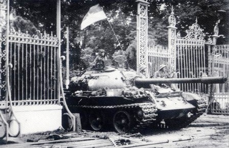 Xe tăng Quân giải phóng húc đổ cổng Dinh Độc Lập ngày 30/4/1975 . Ảnh  tư liệu.