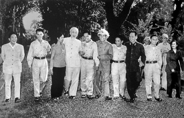 Chủ tịch Hồ Chí Minh tiếp đoàn Đại biểu anh hùng, chiến sĩ