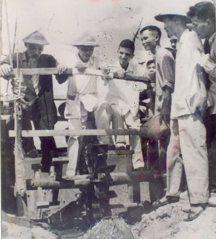 Bức ảnh Bác Hồ đạp guồng nước chống úng ở xã Hiệp Lực (Ninh Giang)