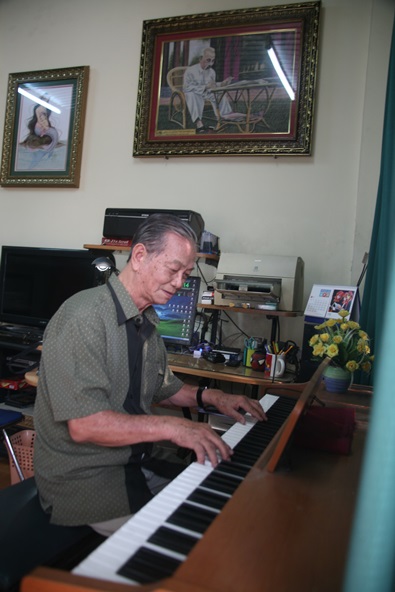 Dù đã 81 tuổi nhưng nhạc sĩ Trần Viết Bính vẫn say sưa sáng tác và cho ra đời nhiều tác phẩm âm nhạc mới.