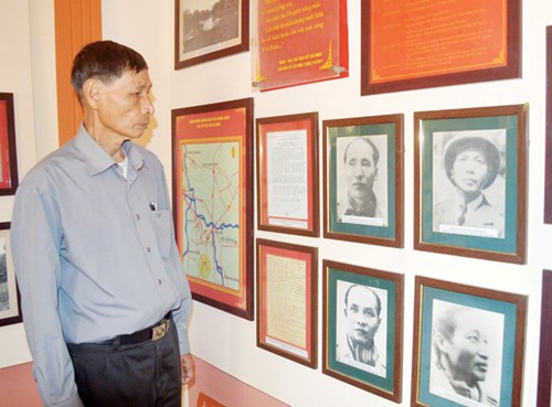 Ông Trần Đình Thỏa giới thiệu những tư liệu tại Nhà lưu niệm Bác Hồ. Ảnh: Kiến Nghĩa