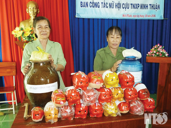 Nữ Cựu TNXP Ninh Phước thực hiện mô hình “Nuôi heo đất”, “Hũ gạo tình thương”                       giúp đỡ hội viên nghèo.