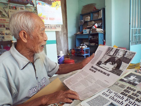 Ông lão 90 tuổi sở hữu “kho” tư liệu quý về Chủ tịch Hồ Chí Minh. Dù tuổi đã già nhưng cụ Thát đọc rõ ràng,