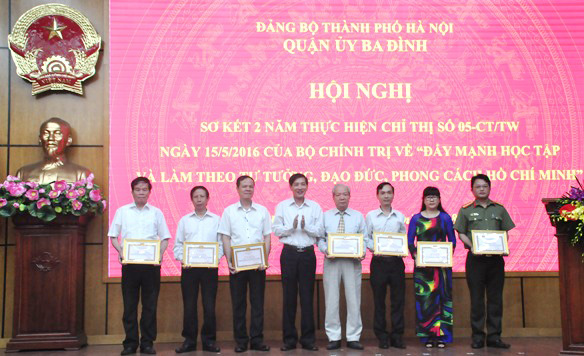 Lãnh đạo Quận ủy Ba Đình trao thưởng cho các tập thể sau 2 năm thực hiện tốt