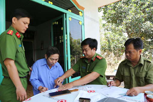 Cán bộ chiến sĩ công an làm CMND tại nhà cho người dân tại xã An Lập,                 huyện Dầu Tiếng