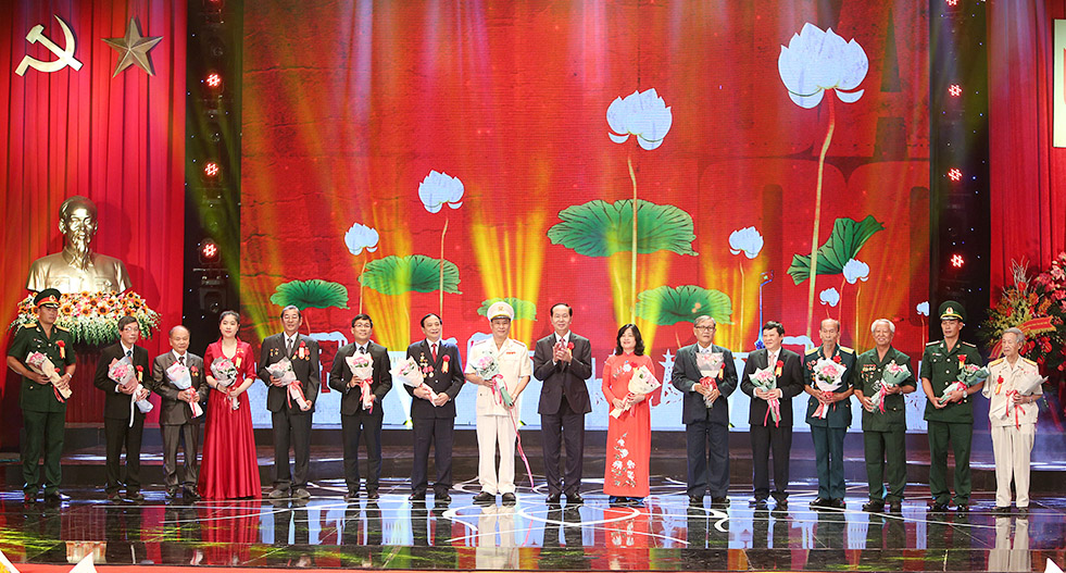 Chủ tịch nước Trần Đại Quang tặng hoa cho các điển hình tiên tiến.