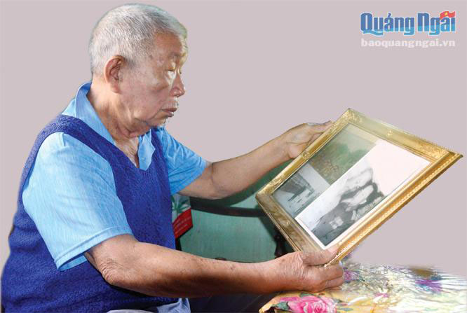 Ông Đặng Văn Chí với những bức ảnh về Bác Hồ và Đại tướng Võ Nguyên Giáp.                 Ảnh: Mạnh Khoa