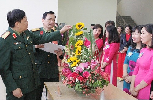 Thiếu tướng, PGS, TS Nguyễn Quang Phát động viên các nữ giảng viên, nhân viên của
