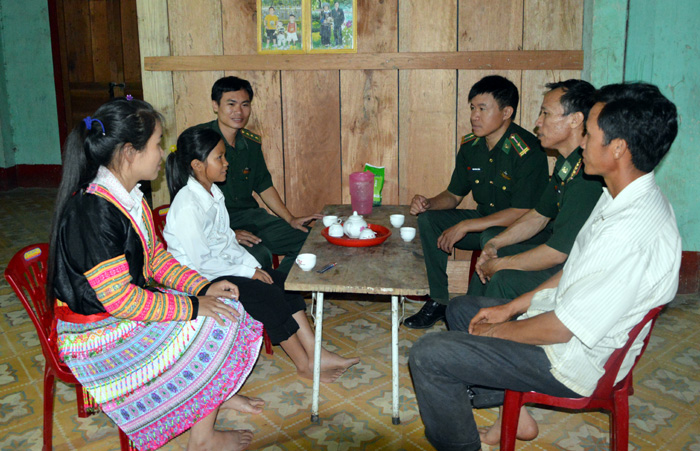Cán bộ, chiến sĩ Ðồn Biên phòng Si Pa Phìn thăm, động viên gia đình học sinh nghèo học giỏi trên địa bàn