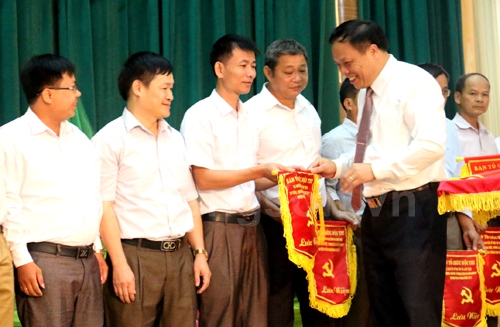 Lãnh đạo Huyện ủy Tràng Định trao cờ lưu niệm cuộc thi kể chuyện về học tập và làm theo             tư tưởng đạo đức phong cách Hồ Chí Minh năm 2017 cho các chi, đảng bộ tham dự cuộc thi