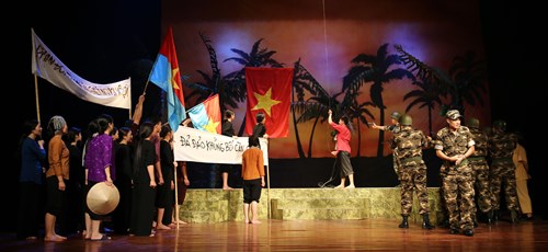 Cảnh trong vở "Ngọn đèn" của Nhà hát Kịch nói Quân đội. (Ảnh: Thu Hương/QĐND)