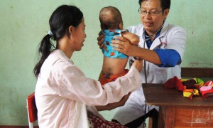 Bác sĩ trẻ đầy nhiệt huyết với bệnh nhân nghèo