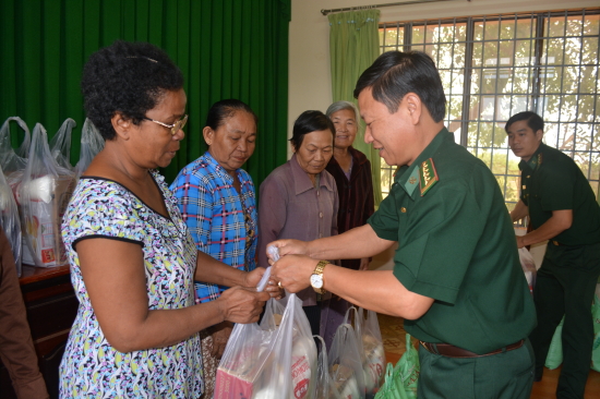 Đại tá Nguyễn Văn Phương, Chính ủy BĐBP tỉnh Bình Phước                 trao quà cho các gia đình chính sách, hộ nghèo trên khu vực biên giới. Ảnh: CTV