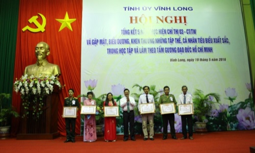 Học tập và làm theo tấm gương đạo đức Hồ Chí Minh trở thành phong trào thi đua thiết thực ở Vĩnh Long