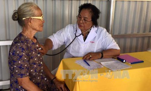 Bác sĩ Đỗ Thị Ngon khám bệnh miễn phí đối tượng hộ nghèo trên địa bàn. Ảnh : Huỳnh Kim Phượng - TTXVN