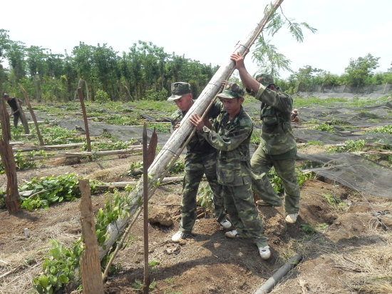 Cán bộ, chiến sĩ Đồn BPCK Hoàng Diệu, BĐBP tỉnh Bình Phước giúp dân khắc phục hậu quả thiên tai. Ảnh: CTV