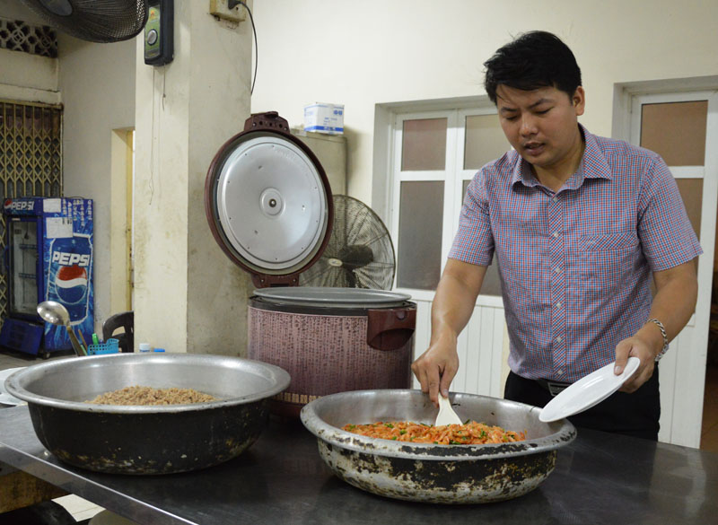 Trưởng nhóm CLB Cơm 5.000 đồng Bùi Quang Long chuẩn bị những suất cơm thiện nguyện