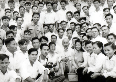 Chủ tịch Hồ Chí Minh với các nhà báo vào năm 1960