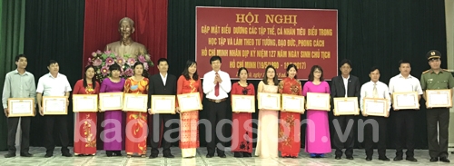 Ban Thường vụ Huyện ủy Lộc Bình tặng giấy khen cho 15 tập thể có thành tích xuất sắc