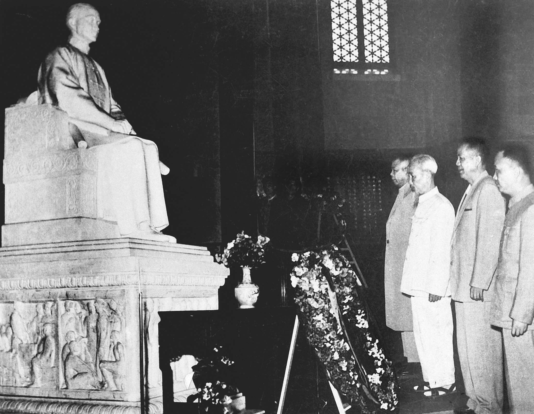 Chủ tịch Hồ Chí Minh viếng Lăng Tôn Trung Sơn tại Trung Quốc (18/5/1961)