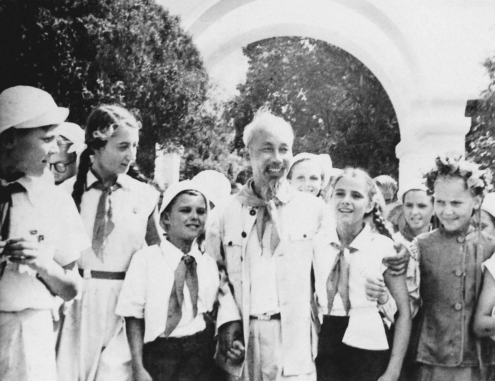 Bác Hồ với các cháu thiếu nhi Liên Xô (8/1957)