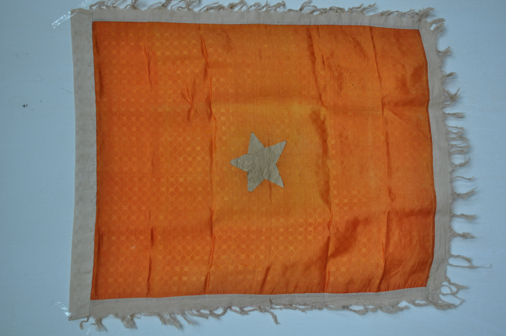 Lá cờ đã được dùng trong Hội nghị Trung ương Đảng Lần thứ VIII, đồng chí Nguyễn Ái Quốc mang từ nước ngoài về (1941)