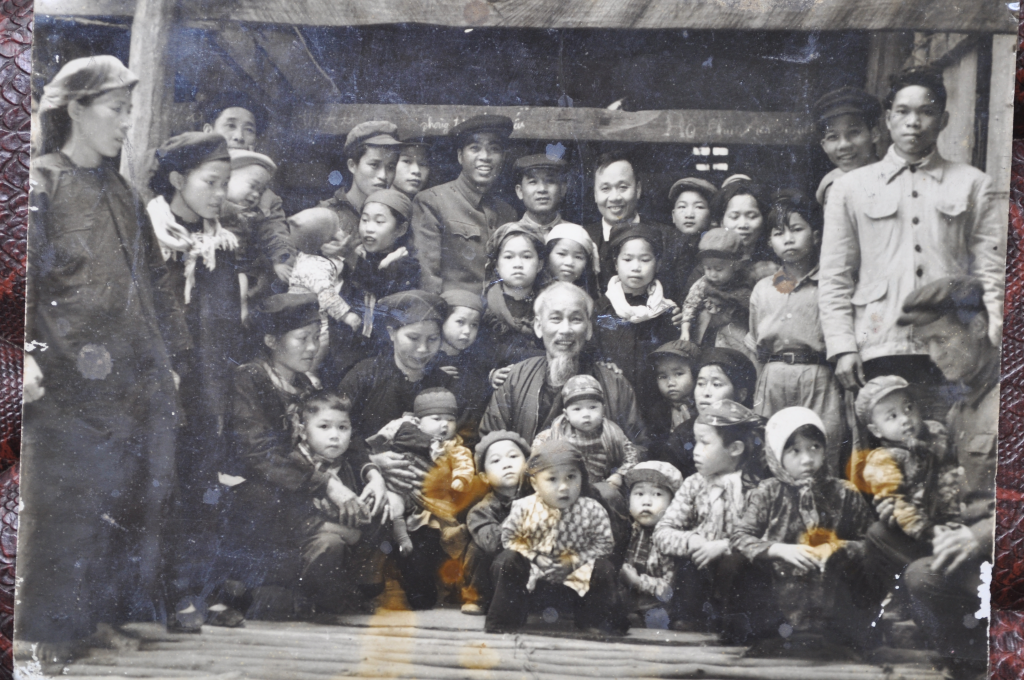 Chủ tịch Hồ Chí Minh chụp ảnh lưu niệm với con em các gia đình có công với Cách mạng tại Pác Bó (02-1961)