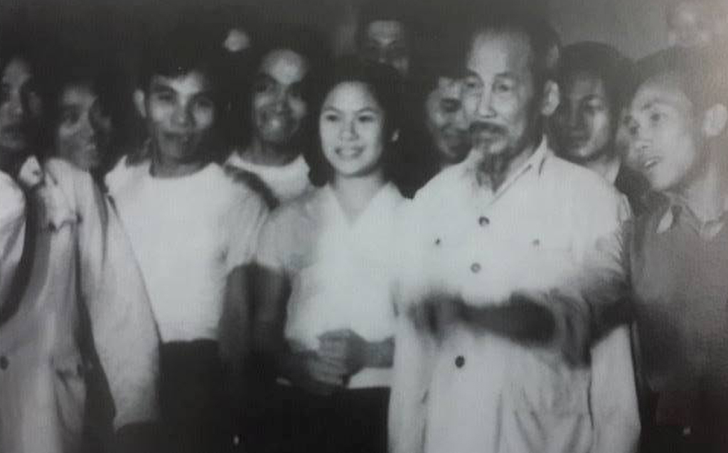 Hình ảnh Chủ tịch Hồ Chí Minh xem một tiểu phẩm của Diễn viên Điện ảnh Khóa I tại Xưởng phim Hà Nội (sau này là Hãng phim truyện Việt Nam) năm 1961. (Ban Quản lý Lăng Chủ tịch Hồ Chí Minh)