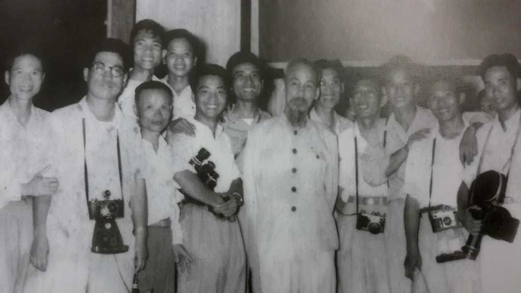 Chủ tịch Hồ Chí Minh với các Đạo diễn, Quay phim, Diễn viên... tại Xưởng phim Hà Nội - Hãng phim truyện Việt Nam năm 1963. (Ban Quản lý Lăng Chủ tịch Hồ Chí Minh)