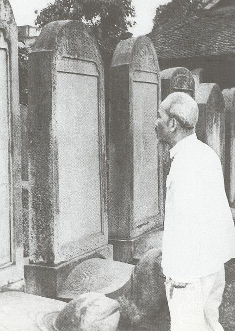 Chủ tịch Hồ Chí Minh thăm Văn Miếu – Quốc Tử Giám, Người xem bia ghi danh các tiến sĩ đầu tiên ở Việt Nam, ngày 29/1/1960. (Nguồn: Tài liệu lưu trữ Bộ Ngoại giao)