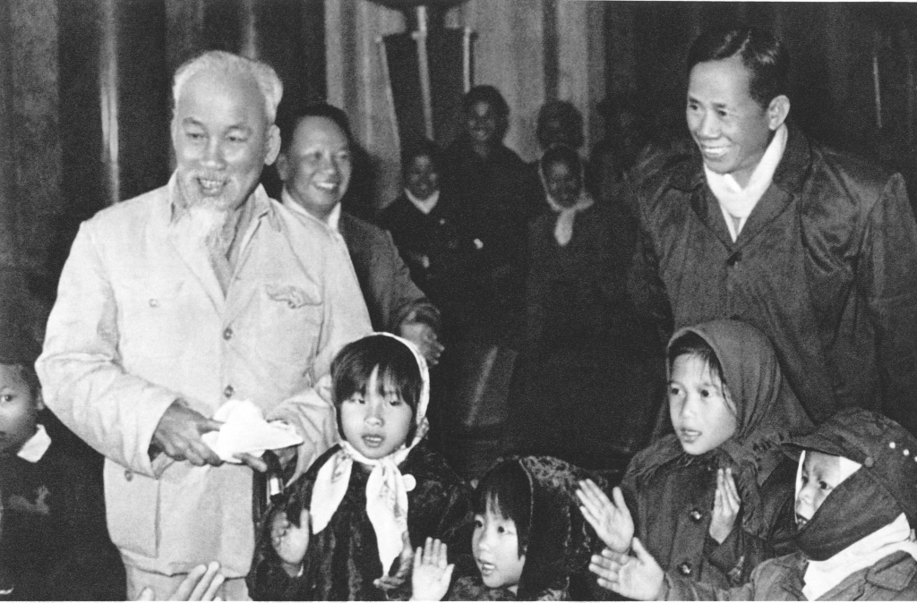 Chủ tịch Hồ Chí Minh cùng các đồng chí Lê Duẩn, Trường Chinh vui đón Xuân Mậu Thân với các cháu nhi đồng (30/12/1967)