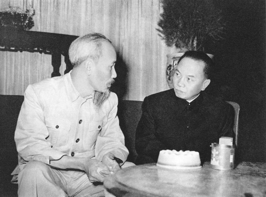 Chủ tịch Hồ Chí Minh và đồng chí Trường Chinh, Tổng Bí thư Ban Chấp hành Trung ương Đảng Lao động Việt Nam (1/11/1955)