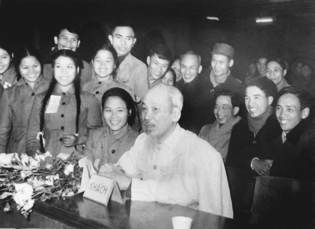 Chủ tịch Hồ Chí Minh thăm Đại hội Thanh niên xung phong chống Mỹ cứu nước (12/1/1967)
