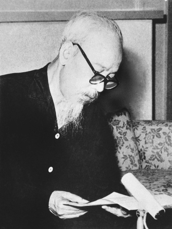 Chủ tịch Hồ Chí Minh đọc thơ chúc Tết (1967)