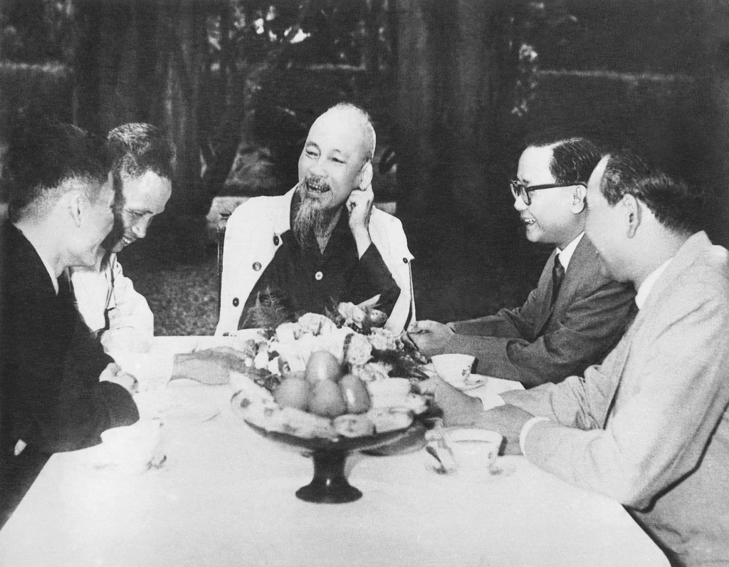 Chủ tịch Hồ Chí Minh tiếp Đoàn đại biểu Mặt trận dân tộc giải phóng miền Nam Việt Nam lần đầu tiên ra thăm miền Bắc (20/10/1962)