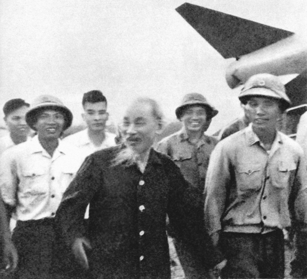 Người thăm bộ đội tên lửa, trước ngày đơn vị ra quân đánh thắng trận đầu, bắn rơi máy bay Mỹ (26/8/1965)