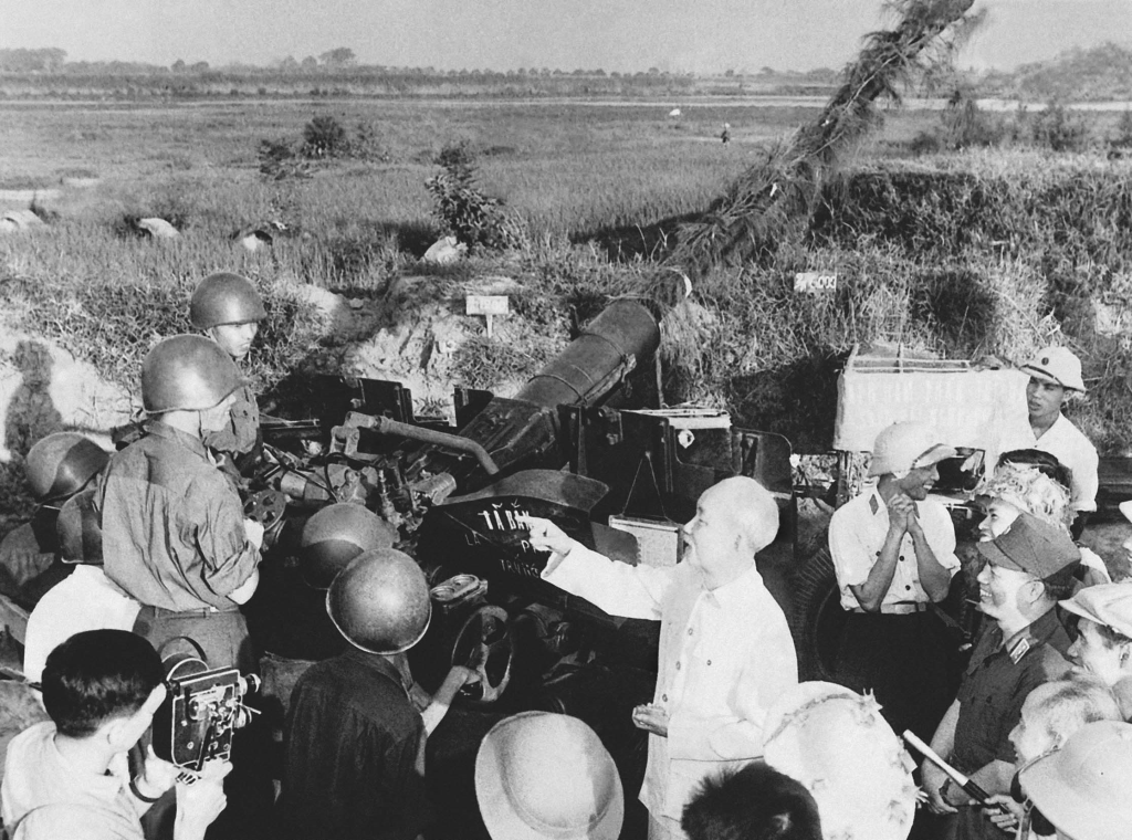 Chủ tịch Hồ Chí Minh đến thăm các chiến sĩ lực lượng phòng không bảo vệ Thủ đô (25/9/1966)