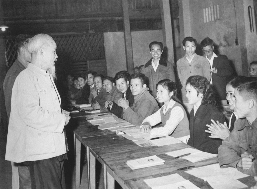 Chủ tịch Hồ Chí Minh thăm lớp học bổ túc văn hóa và kỹ thuật buổi tối của công nhân Nhà máy ô tô “1-5”, lá cờ đầu của phong trào bổ túc văn hóa ngành Công nghiệp Hà Nội (19/12/1963)