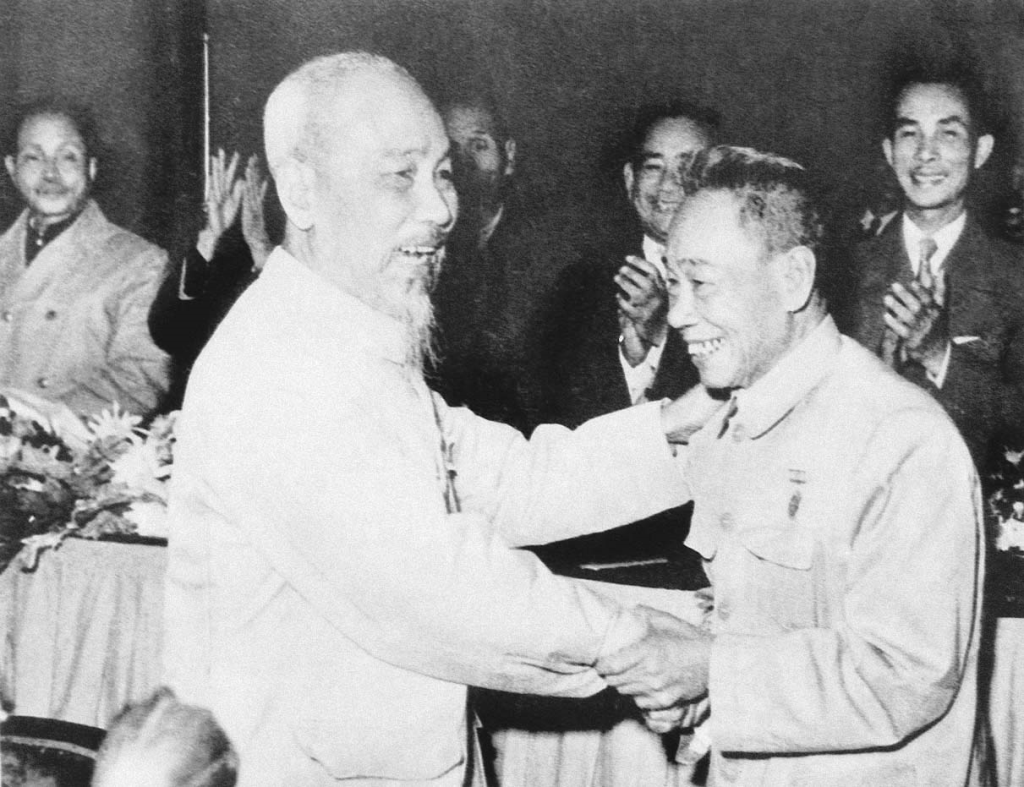 Chủ tịch Hồ Chí Minh ân cần hỏi thăm ông Tám Danh, nghệ sĩ cải lương Nam Bộ tại Đại hội Văn nghệ toàn quốc lần thứ III (1/12/1962)