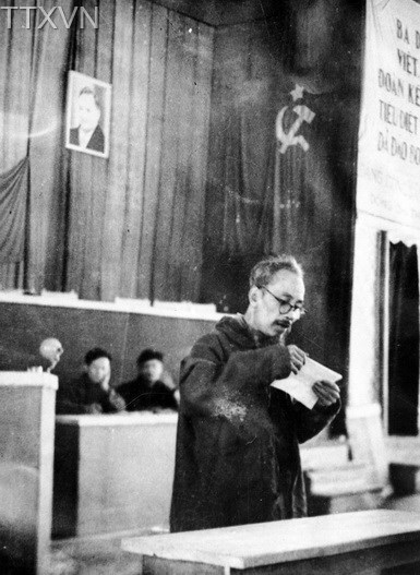 Hồ Chủ tịch đọc "Báo cáo chính trị" tại Đại hội đại biểu toàn quốc lần thứ 2 Đảng Lao động Việt Nam họp ở Việt Bắc tháng 2/1951