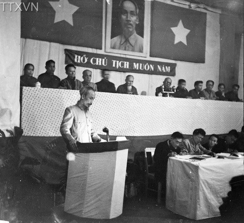 Hồ Chủ tịch trong phiên họp Quốc hội thông qua Luật cải cách ruộng đất (1953)