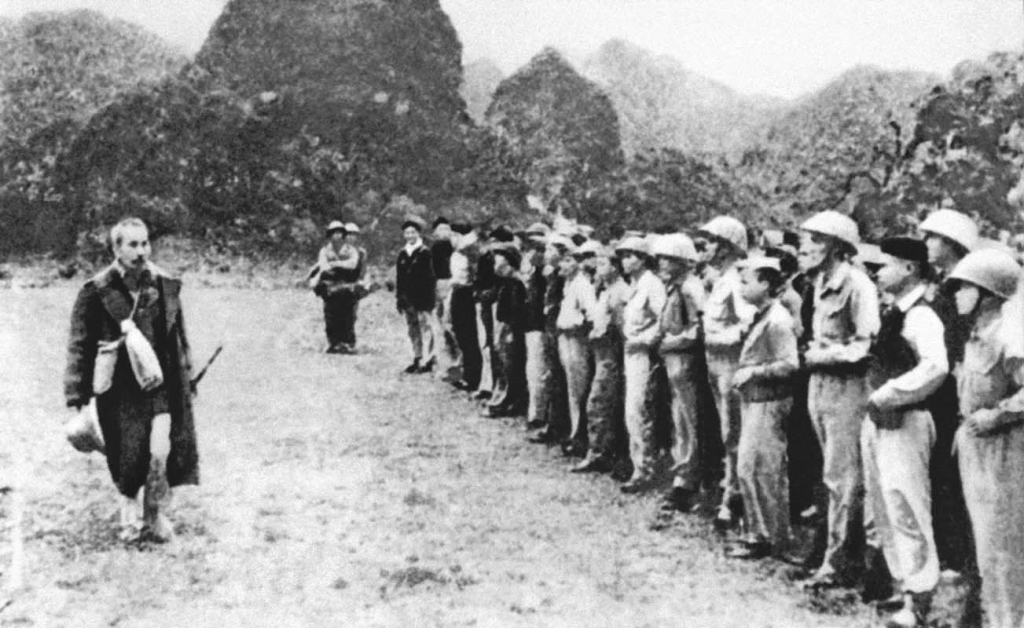 Chủ tịch Hồ Chí Minh thăm một đơn vị bộ đội và du kích đã tham gia Chiến dịch Biên Giới đóng quân ở huyện Phục Hòa, Cao Bằng (3/1951)