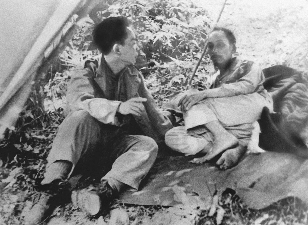 Chủ tịch Hồ Chí Minh và Đại tướng Võ Nguyên Giáp trên đường đi công tác ở Việt Bắc