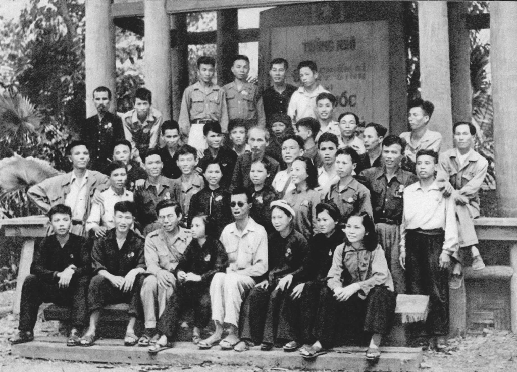 Chủ tịch Hồ Chí Minh với các đại biểu dự Đại hội chiến sĩ thi đua và cán bộ gương mẫu toàn quốc lần thứ nhất (1/5/1952)